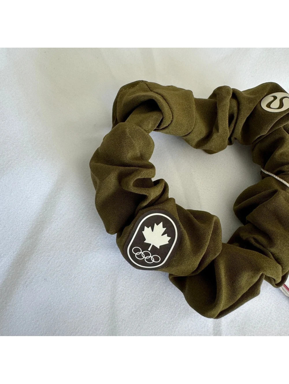 🆕🇨🇦 LAST ONE Lululemon Uplifting Scrunchie Team Canada Moss Green - Picture 3 of 4